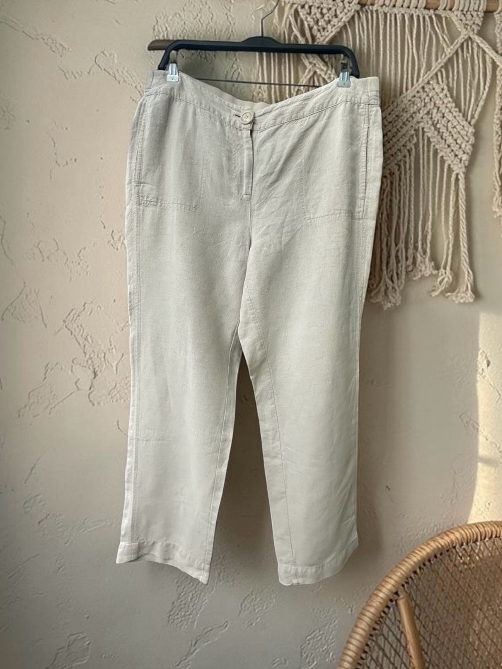 Chico’s Linen Straight Leg Pants. Size: 2
Made in India